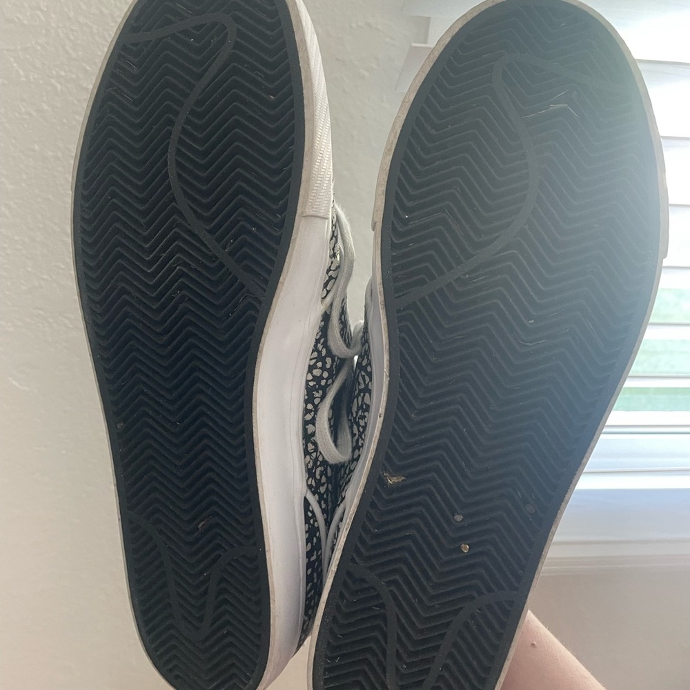 Nike men’s Stefan janoski Black and White Textured Sneakers - Picture 6 of 7